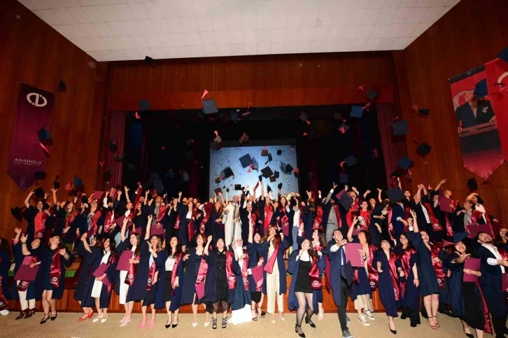Lisansüstü Eğitim Enstitüsü mezunları keplerini havaya attı
