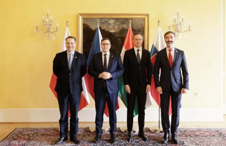 Macaristan Dışişleri Bakanı Szijjarto: "Ukrayna’ya NATO askeri gönderilmesi tehlikeli bir eylem olur"
