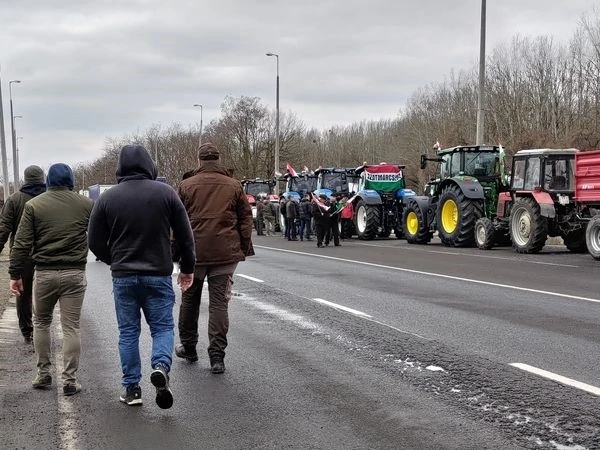 Macaristan ve Polonya’da çiftçilerden Ukrayna sınırında protesto
