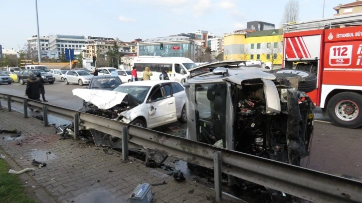 Maltepe'de feci kaza. Hafif ticari araç taklalar atarak 3 araca çarptı: 5 yaralı