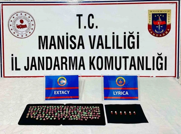Manisa'nın Salihli İlçesinde Jandarma Ekiplerince Şüpheli Şahıslardan 198 Adet Uyuşturucu Hap Ele Geçirildi