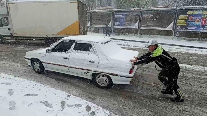 Mardin’de etkili olan kar yağışı sürücülere zor anlar yaşattı
