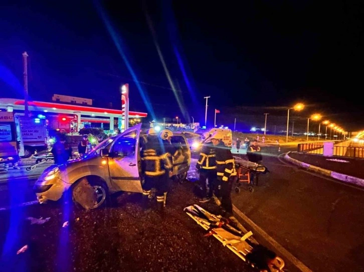 Mardin’de hafif ticari araç devrildi: 4 yaralı