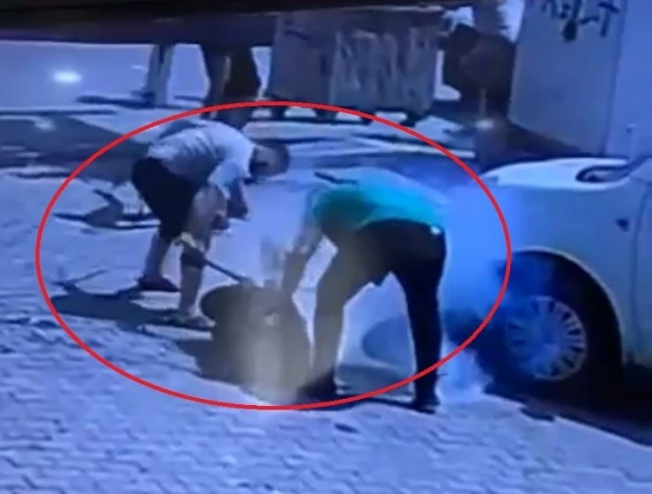 Mardin’de silahla yaraladıkları adamı yerde tekme ve sopayla darbettiler
