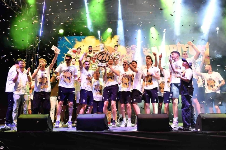 Mersin Büyükşehir Belediyesi, şampiyonluğu taraftarlarla kutladı
