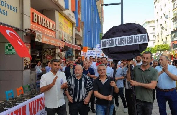 Mersin'de tarihi Zafer Çarşısı esnafı, tahliye kararına tepki gösterdi
