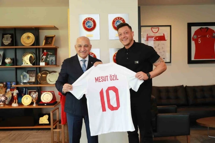 Mesut Özil’den TFF Başkanı Mehmet Büyükekşi’ye ziyaret
