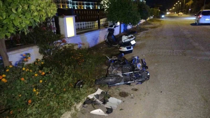Motosikletle otele dönen turistlere arkadan gelen motosiklet böyle çarptı: 3 yaralı
