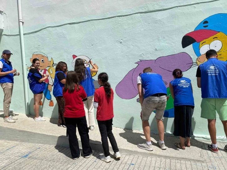 Muğla’da gönüllü gençler okul duvarlarına masal kahramanlarını resmediyor
