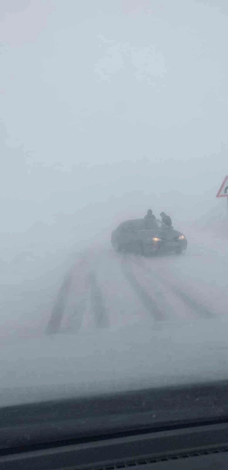 Muradiye’de kar ve tipiden kapanan yollar ulaşıma açıldı
