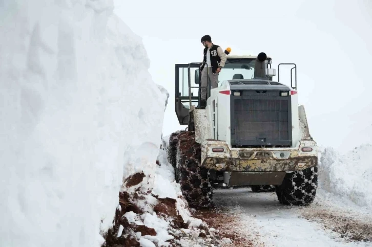 Muş’ta karla mücadelede büyük başarı: Tüm köy ve mezra yolları açıldı
