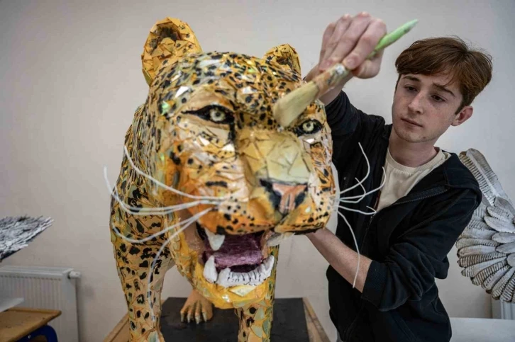Nesli tükenmekte olan 19 hayvanın atıklardan heykeli yapıldı
