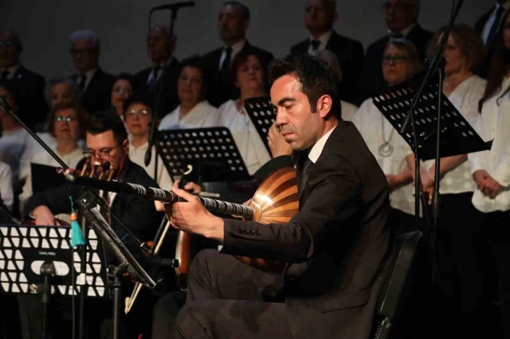 Odunpazarı Belediyesi Türk Müziği Korosu dinleyenleri mest etti
