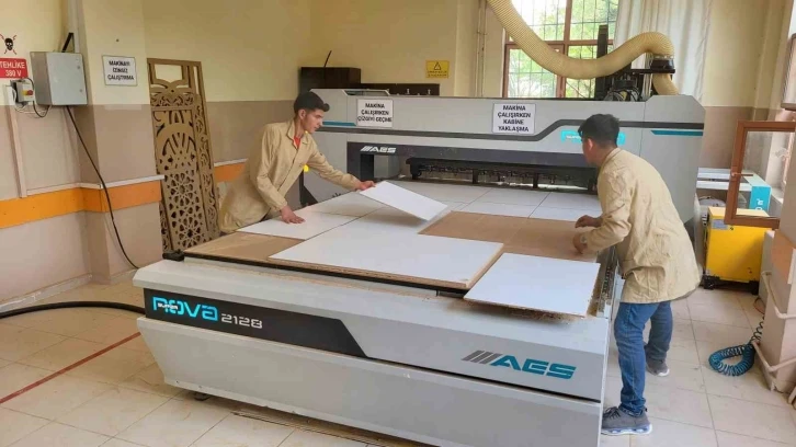 Öğrenciler deprem konutları için yüksek kalitede mobilya üretiyor
