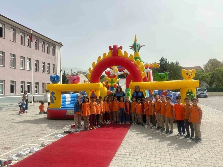 Okul bahçelerine kurulan balon park ile öğrenciler neşeleniyor
