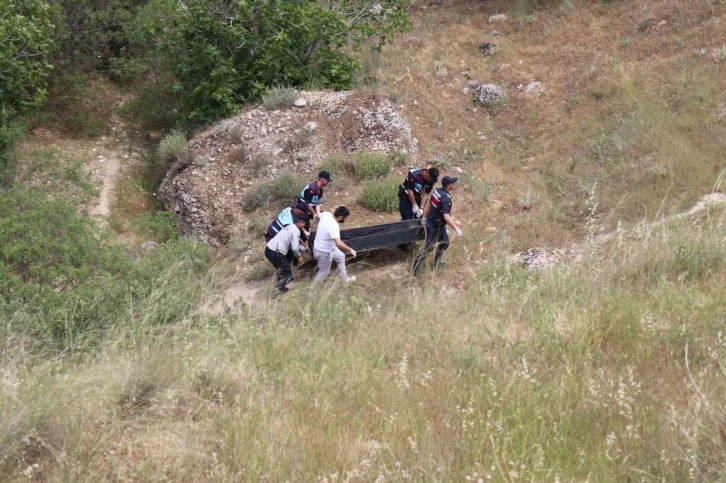 Ölü bulunan turistin cenazesi düştüğü uçurumdan çıkartıldı
