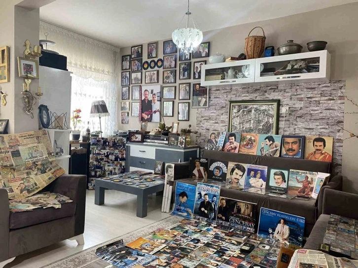 Orhan Gencebay hayranı biriktirdiği yüzlerce eser ve objeyi evinde sergiliyor
