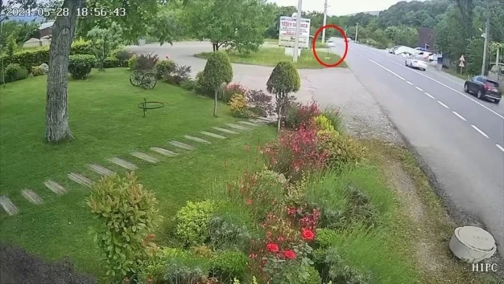Otomobil kontrolden çıkarak bahçelik alana devrildi: O anlar kamerada
