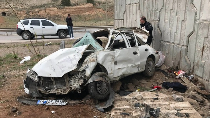Otomobil, üst geçidin duvarına çarptı: 1 ölü, 5 yaralı
