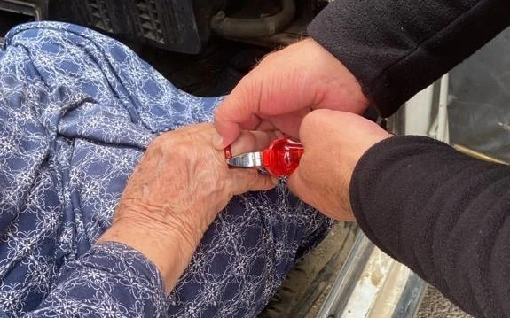 Parmağı yüzüğüne sıkışan yaşlı kadın soluğu itfaiyede aldı
