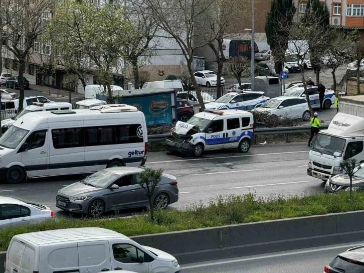 Polis aracı ile servis minibüsü çarpıştı: 4 yaralı
