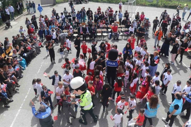 Polisler 23 Nisan’ı çocuklarla kutladı
