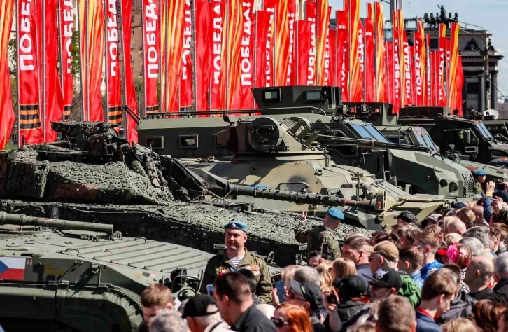 Rusya, Ukrayna ordusundan ele geçirdiği Batı teçhizatını sergiliyor
