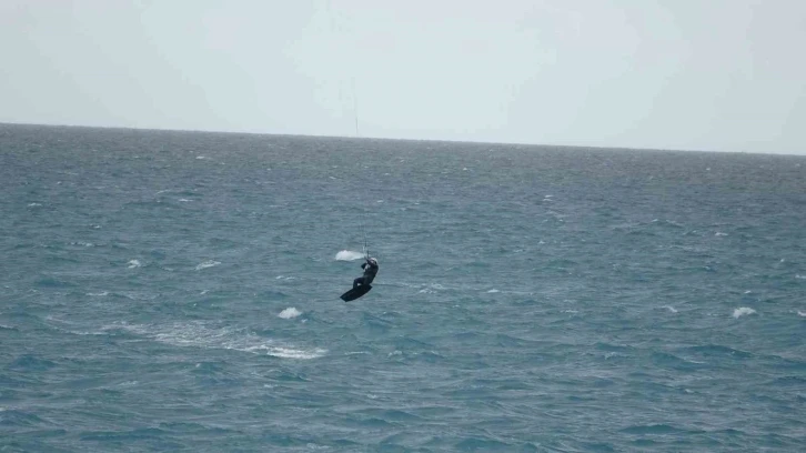 Sağanak ve fırtına alarmı verilen Antalya’da uçurtma sörfü keyfi
