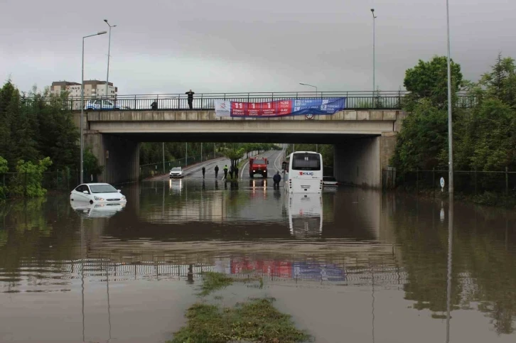 Sağanak yağış su taşkınlarına neden oldu, araçlar mahsur kaldı
