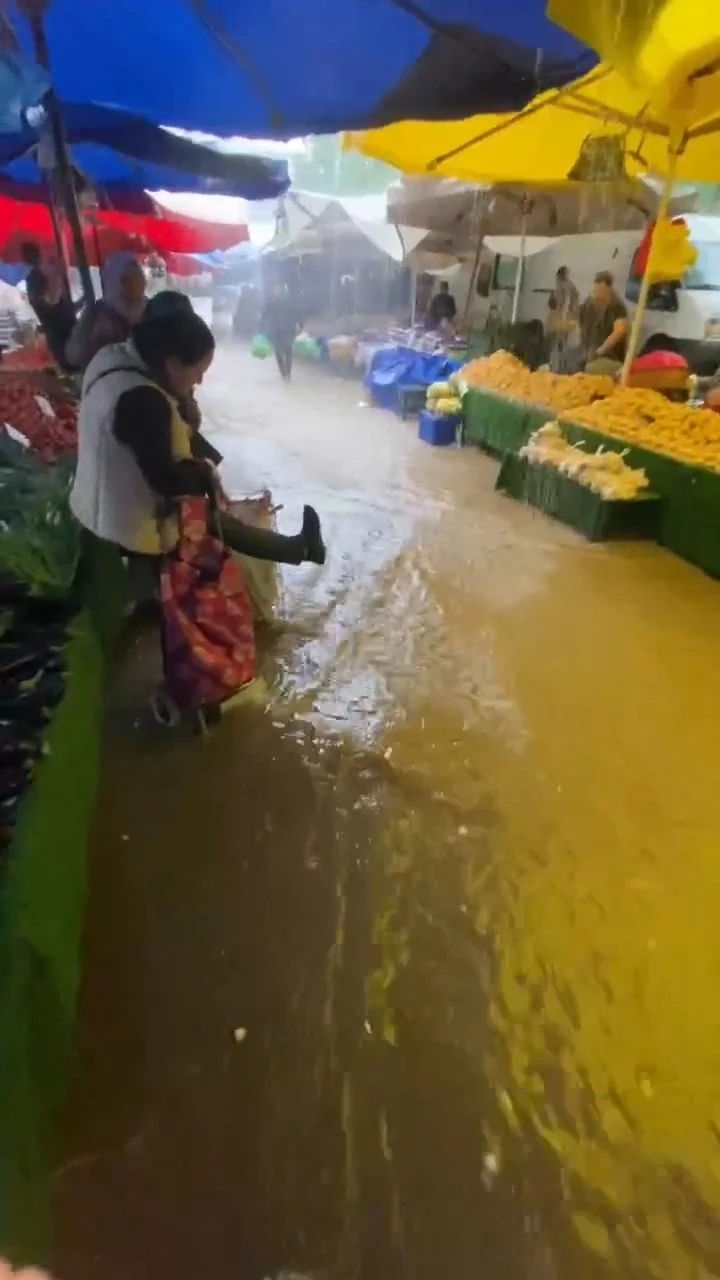 Sağanak yağışta pazarı sel götürdü
