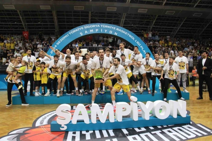 Şampiyon olan Mersin Büyükşehir Belediyesi, kupasını aldı
