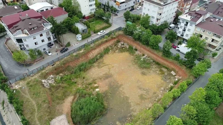 Sancaktepe’de inşaat temelindeki su birikintisi belediye ekipleri tarafından tahliye edildi
