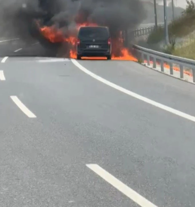 Silivri Kuzey Marmara Otoyolu’nda ticari araç alev alev yandı
