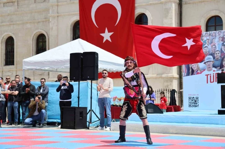 Sivas’ta 19 Mayıs halk oyunları ile kutlandı
