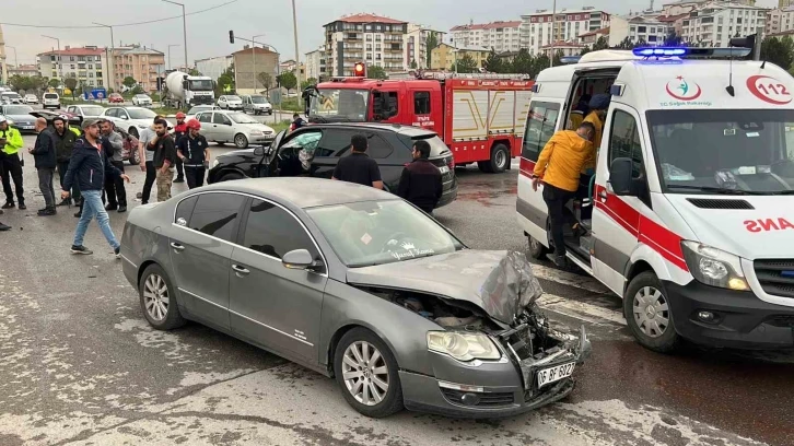Sivas’ta 3 araç çarpıştı: 3 yaralı
