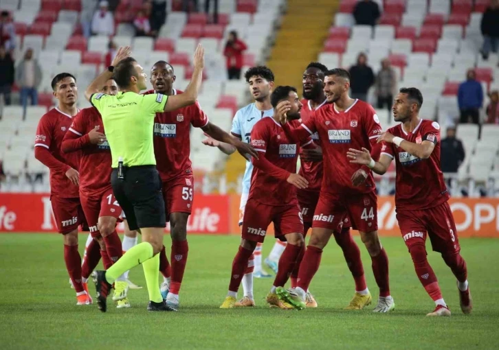 Sivasspor’da İbrahim Akdağ kırmızı kart gördü

