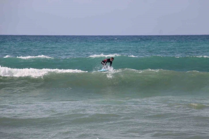 Sörf tutkunları dalgalı denizi fırsat bilip sörf yaptı
