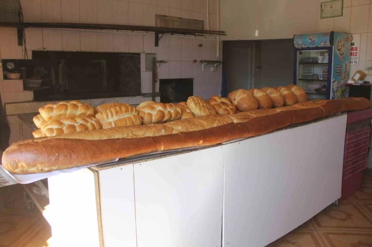 Sosyal medya yorumlarına, ürettiği 4 metrelik ekmekle cevap verdi
