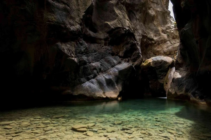 Spil Dağı’nın saklı kanyonu fotoğrafçıların ilgi odağı oldu
