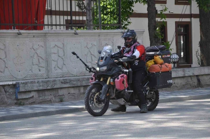 Taylandlı turist Türkiye’yi motosikletiyle şehir şehir geziyor
