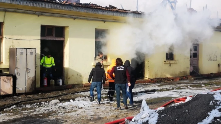 TCDD çalışanlarının cağ kebabı için yaktıkları ateş depoyu yaktı
