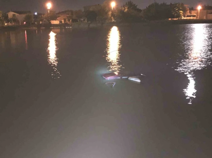 Tekirdağ’da otomobili ile gölete uçan sürücü yüzerek kurtuldu
