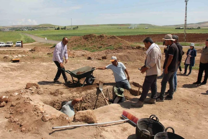 Tharsa Antik Kentte iki boğa başı bulunan mezar bulundu
