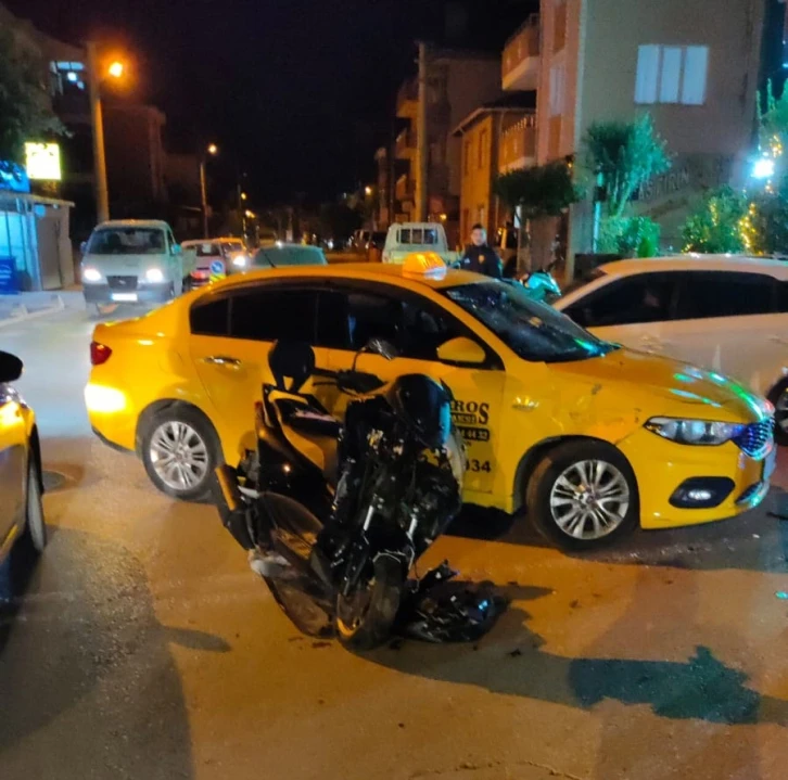 Ticari taksi ile motosikletin çarpıştı: 4 yaralı
