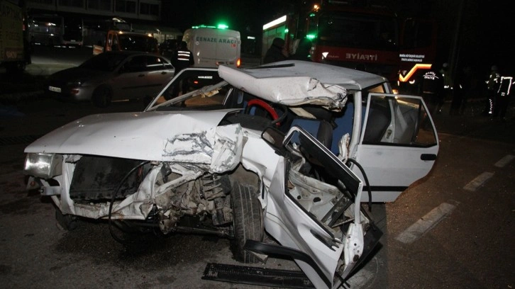 TIR'a çarpan otomobilin sürücüsü öldü