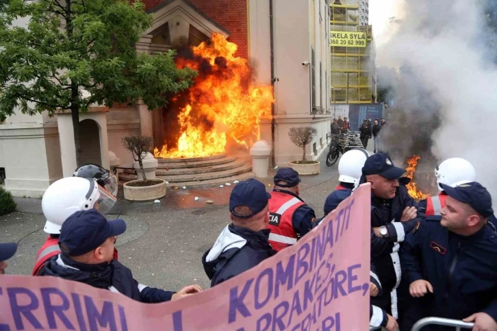 Tiran’ da belediye binası ateşe verildi

