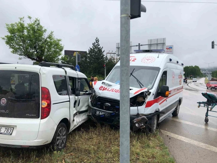 Tokat’ta ambulans ile panelvan araç çarpıştı: 3 yaralı
