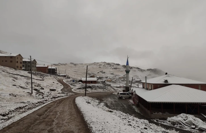 Trabzon’un yaylalarına mevsimin ilk karı yağdı
