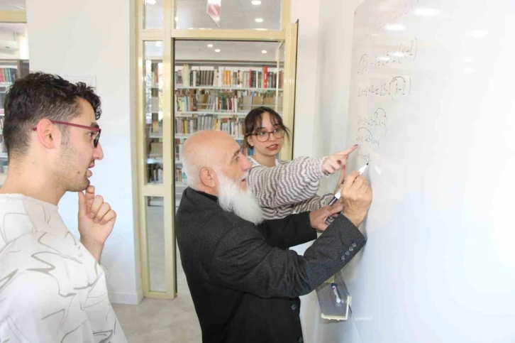 Üniversitelilerden, 4. defa DGS’ye hazırlanan Yaşar dedeye özel matematik dersi
