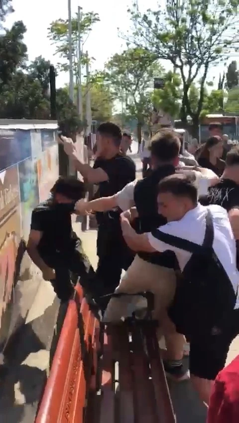 Üsküdar’da okul çıkışı öğrenciler birbirine girdi
